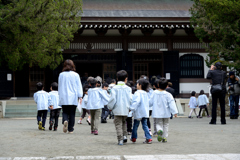 お寺に園児は良く似合う？