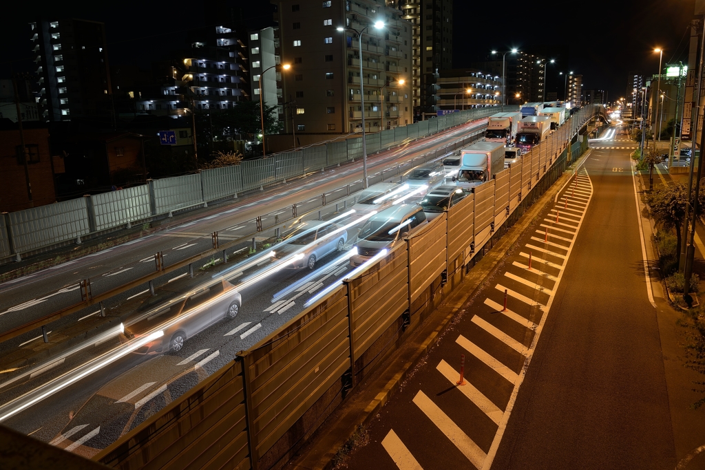 動き出す車列