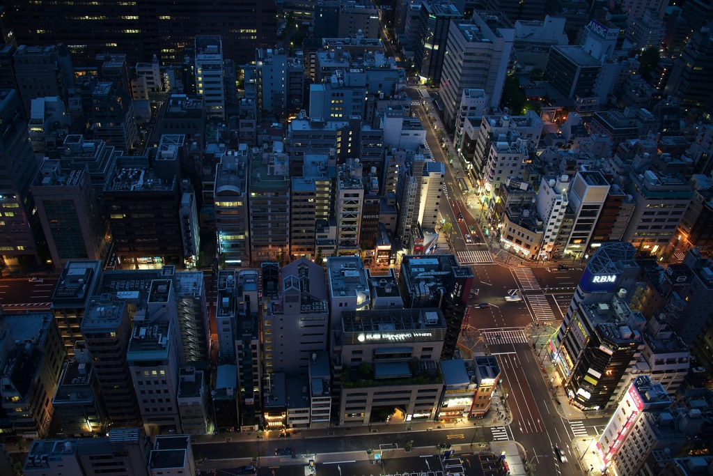 夜へ向かう交差点