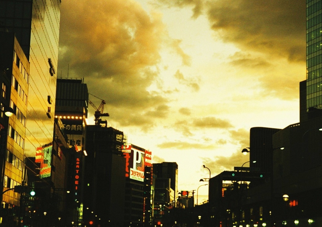 銀座の夕暮れ時