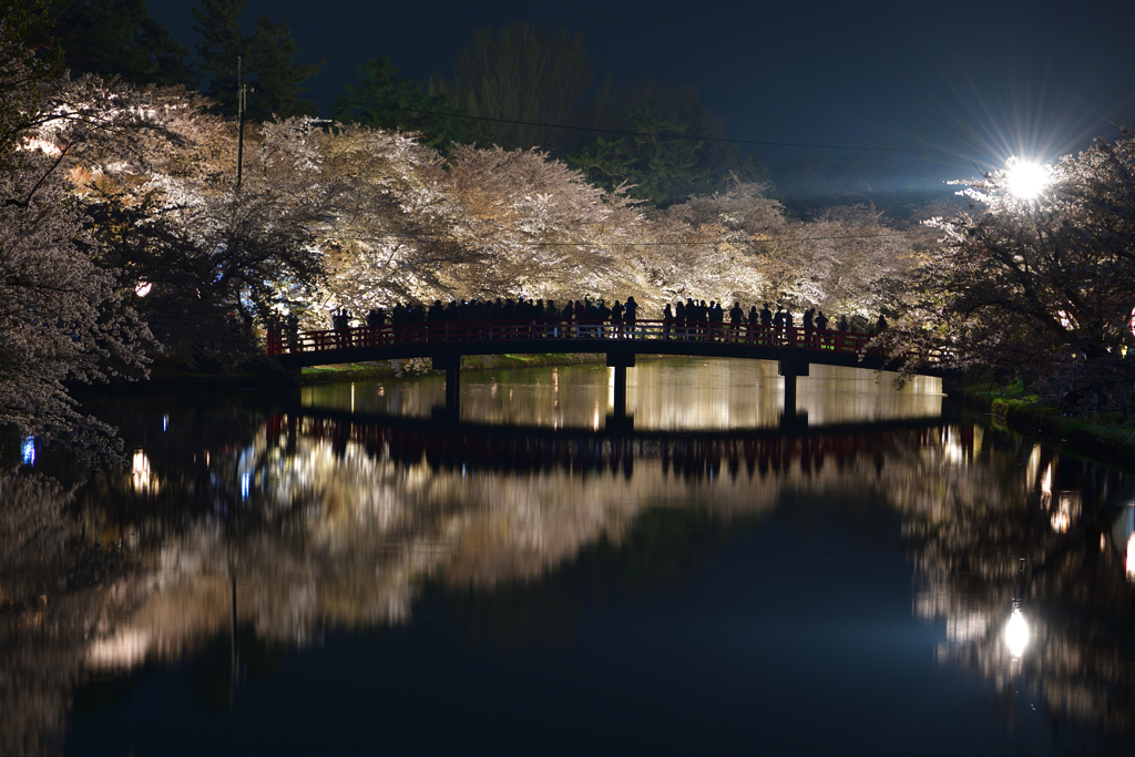 夜の弘前城