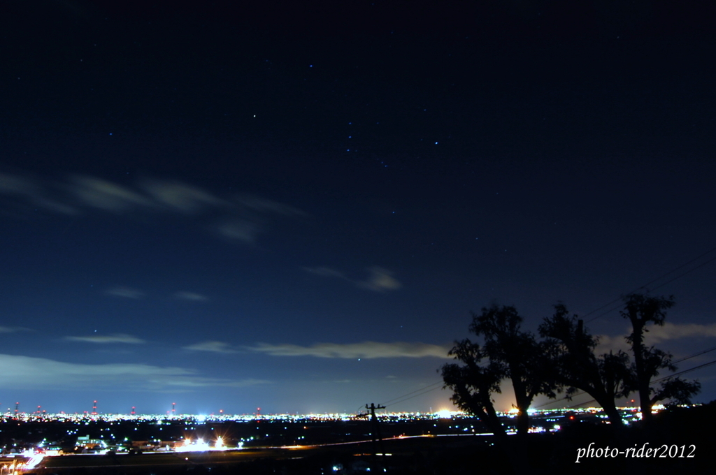 夜景と星空