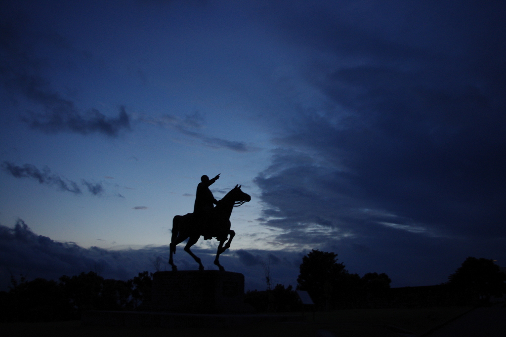 銅像のシルエット