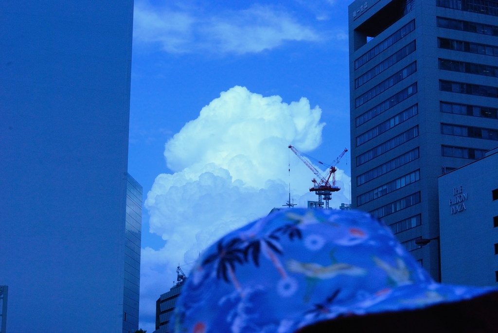 都会に浮かぶ雲