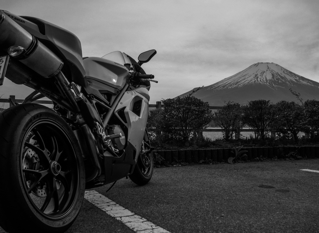 DUCATI 848