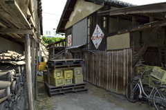 線路際に建つ