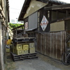 線路際に建つ
