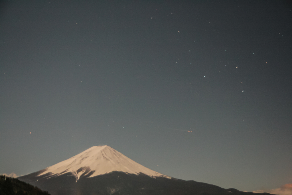 富士山と宇宙ステーションか？