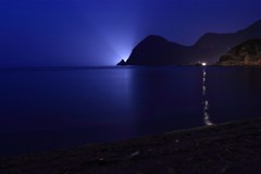 光る海