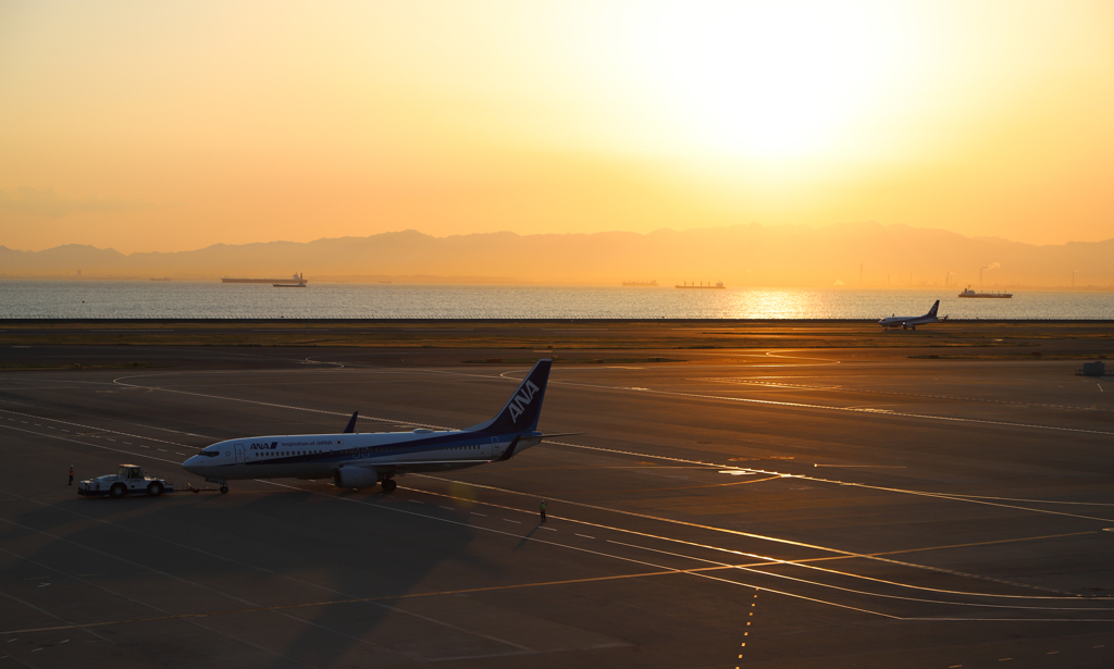 夕日と飛行機