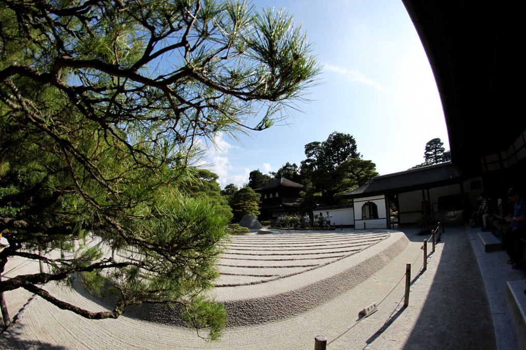 松と砂と銀閣寺と