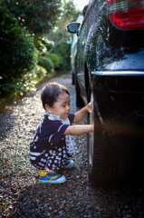 タイヤの中にひたすら小石をいれる作業。