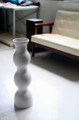 部屋の白い花瓶