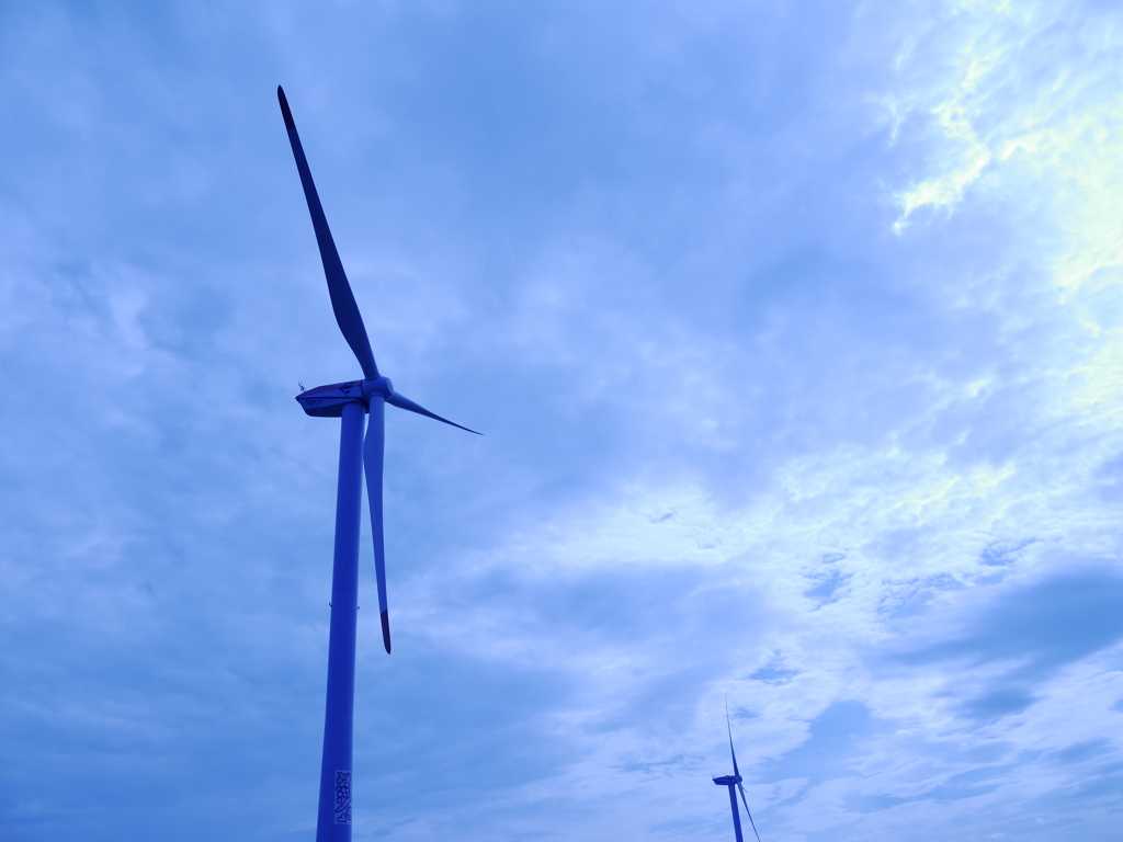 そびえ立つ風力発電