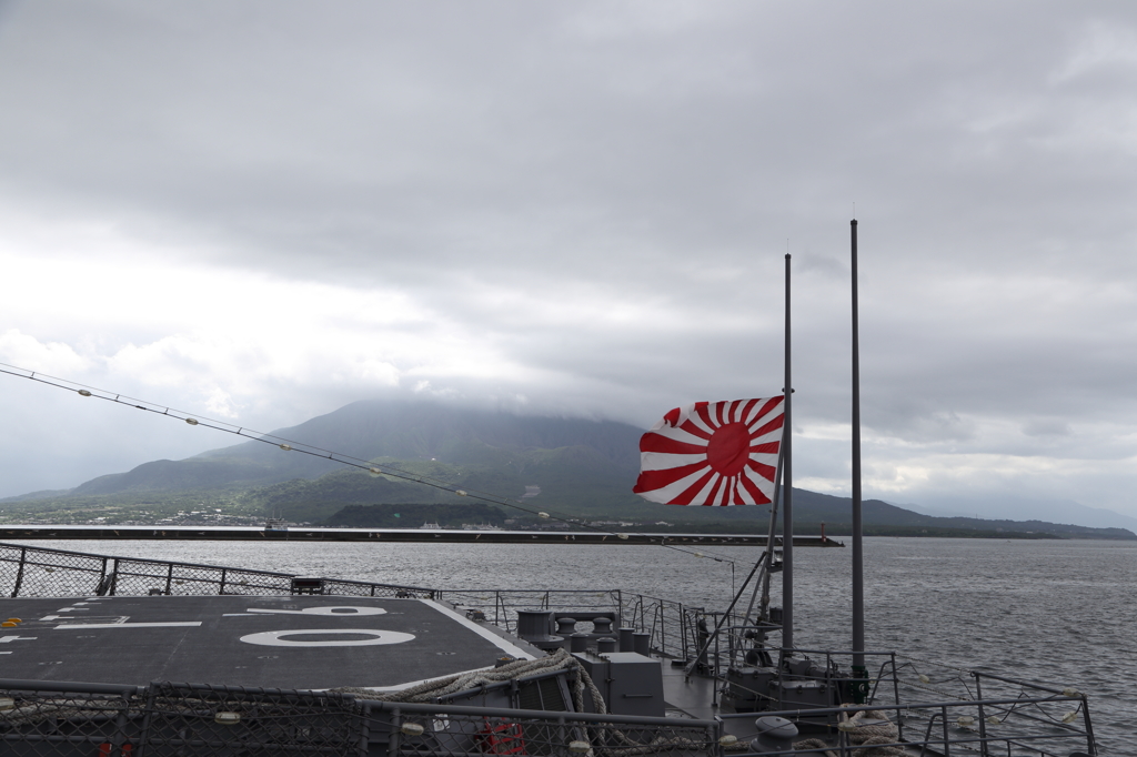 桜島を背景に