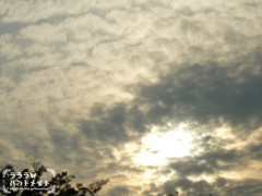 雲間から陽が差して