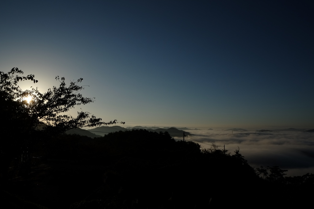 山上の夜明け