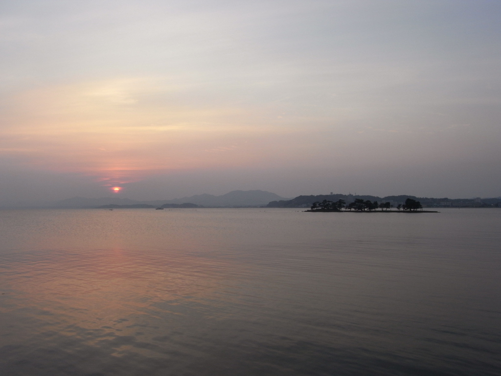 湖の夕日。