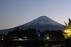 日没の富士と町なみ
