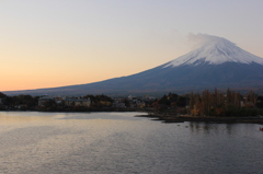 夕暮れの河口湖と富士山