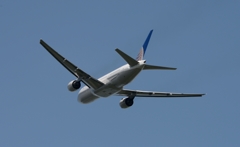 離陸（80）UNITED 777-222 