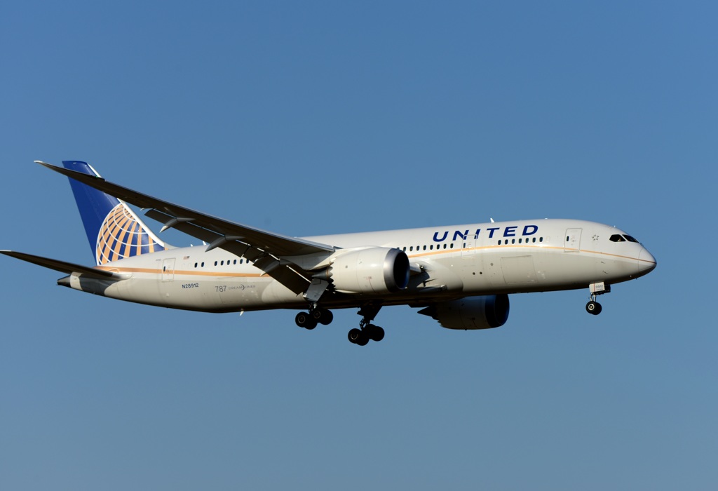 着陸 UNITED 787-8 