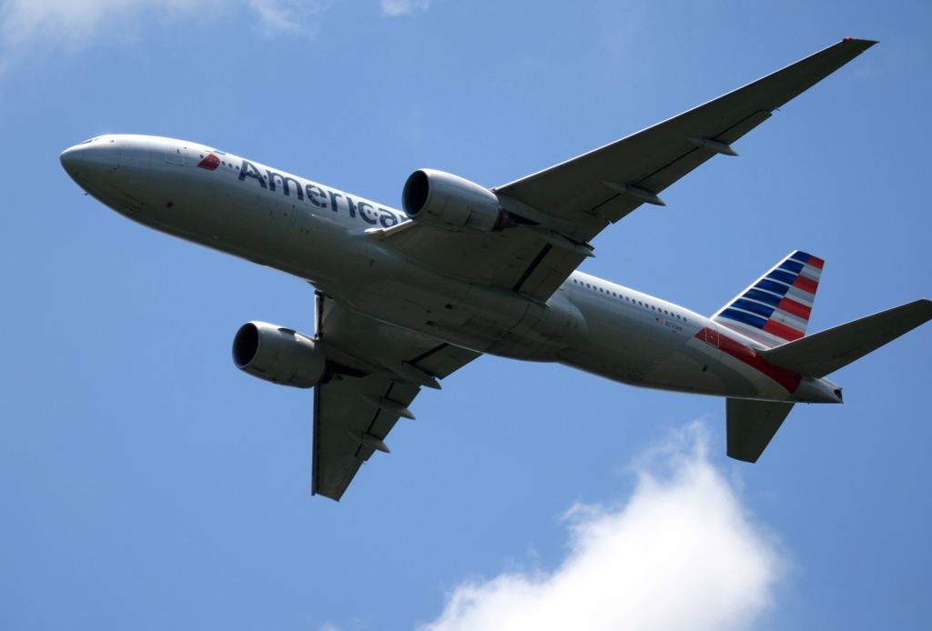 出発　American 777-223