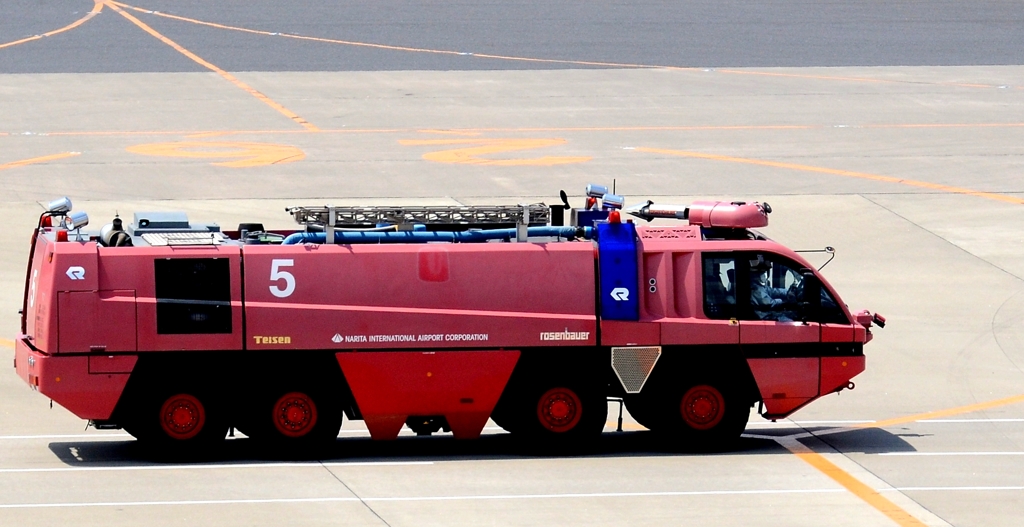 空港消防車  /  Rosenbauer Firetrack