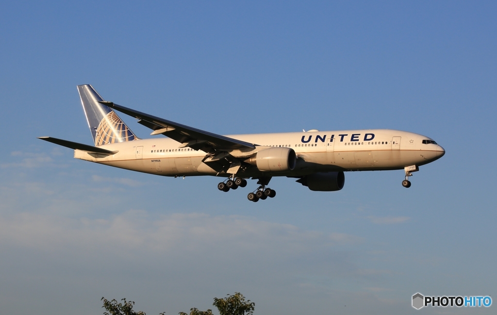 着陸　UNITED 777-222 