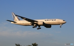 着陸　UNITED 777-222 