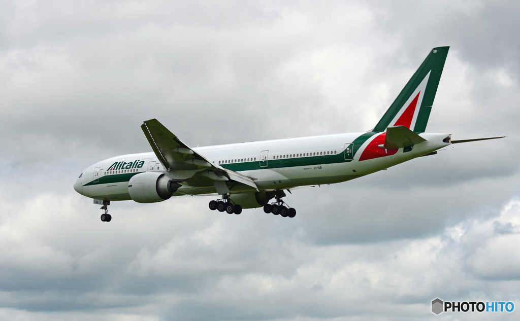 Alitalia 777-200 EI-ISB 到着 