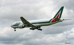 Alitalia 777-200 EI-ISB 到着 