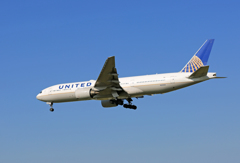「青い空」が一番　United 777-222 N224UA 到着