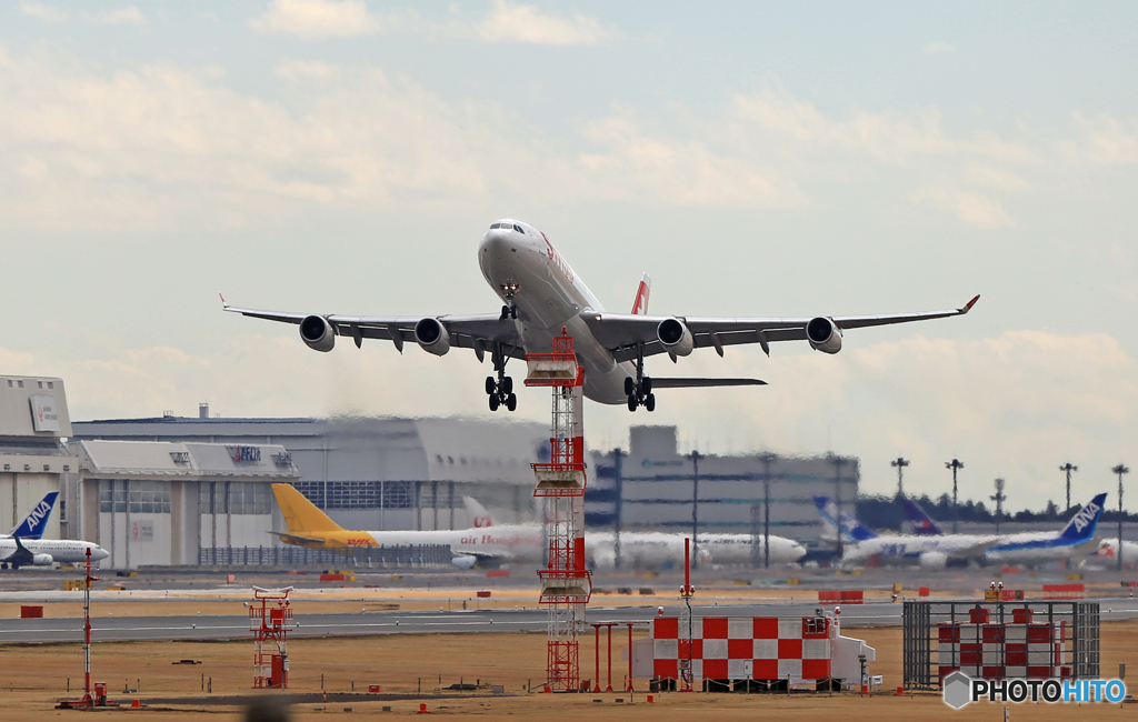離陸 SWISS A340-313 HB-JMK