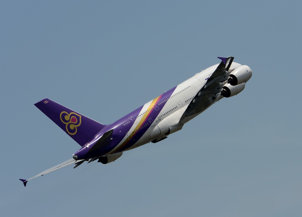 飛び立ち　 THAI A380-841