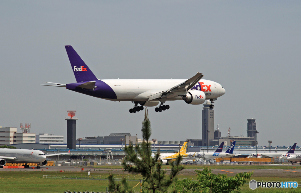着陸 FedEx 777-FS2 N850FD