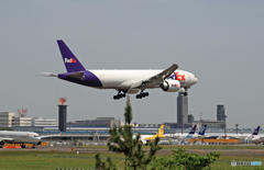 着陸 FedEx 777-FS2 N850FD