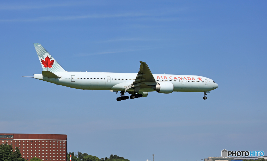 着陸 AIR CANADA 777-333 C-FIUR