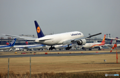 [青い空] Lufthansa Cargo 777-FBT D-ALFC 着陸