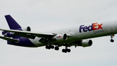 着陸（15-1）FedEx MD-11  [a]