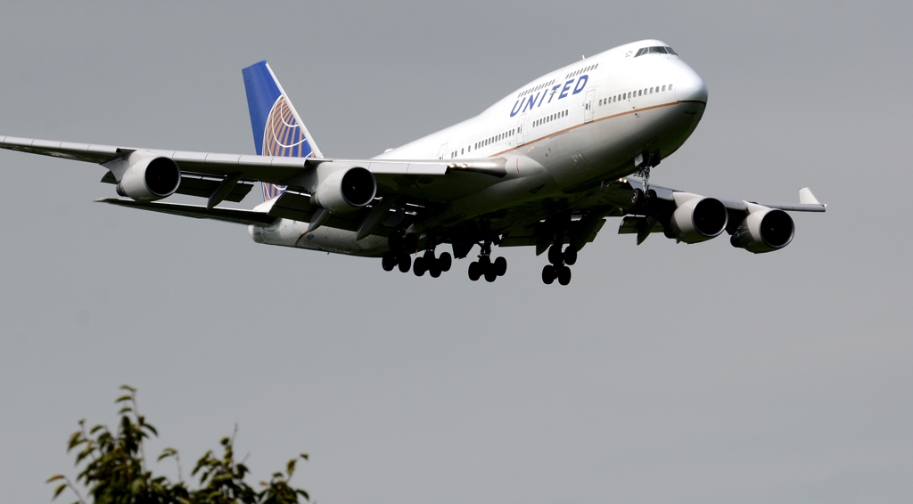 着陸（107）UNITED 747-400 