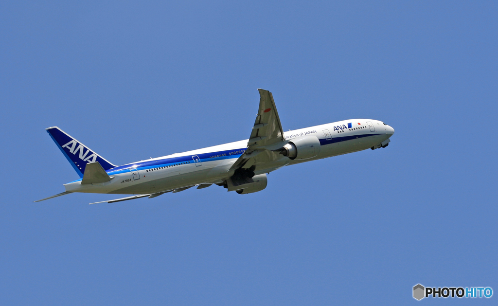[青い空]　ANA 777-381 JA792A