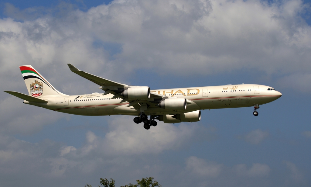 ETIHAD A340-541 着陸　