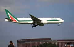 着陸　Alitalia 777-243