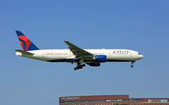 到着 Delta 777-232 N860DA