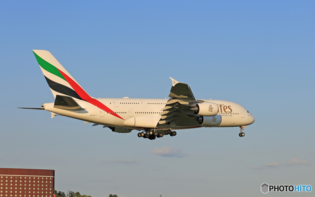 　「SKY」  エミレーツ航空 A380-861 A6-EUJ 着陸