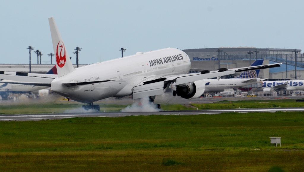 着陸（26-2）JAL 777-346ER [b]