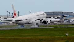 着陸（26-2）JAL 777-346ER [b]