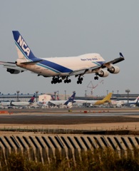 着陸 NCA 747-400F 