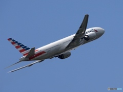 飛行　American 777-223